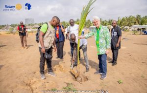 MISE EN TERRE DE PLANS DE COCOTIERS (40)